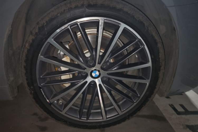 Used BMW 5 Series 2022 Second Facelift 530Li Leading Edition M Sport Package Right Front Wheel Hub