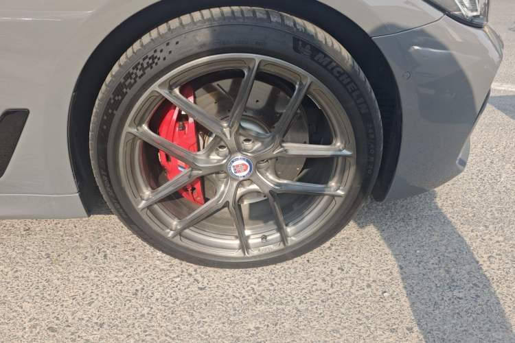 Used BMW 5 Series 2022 Restyled 540i Luxury Edition M Sport Package Right Front Wheel Hub
