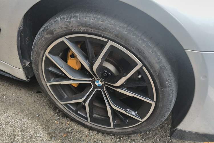 Used BMW 5 Series 2022 Second Facelift 530Li Luxury Version M Sport Package Right Front Wheel Hub