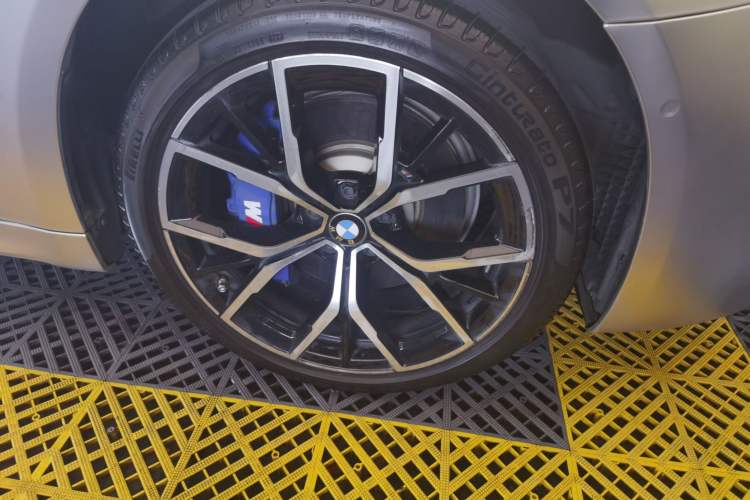 Used BMW 5 Series 2022 Second Facelift 530Li Luxury Version M Sport Package Right Front Wheel Hub