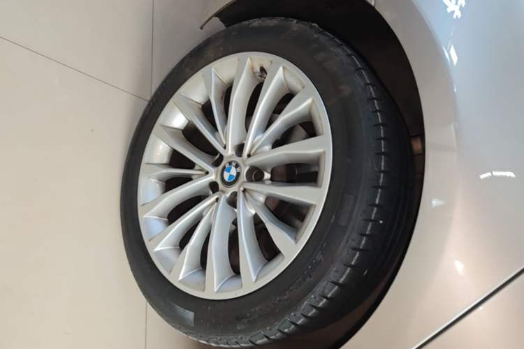 Used BMW 5 Series 2022 Second Facelift 525Li Luxury Package Right Rear Wheel Hub