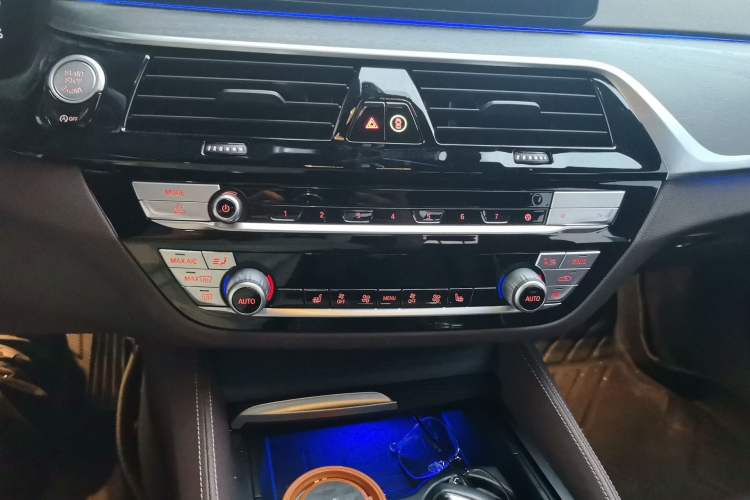 Used BMW 5 Series 2022 Restyled 530Li Leading Edition M Sport Package Audio And AC Panel