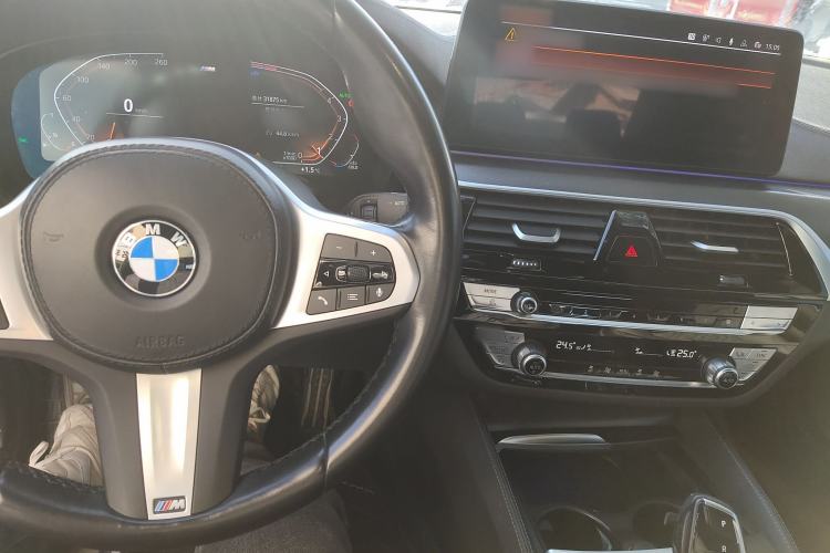 Used BMW 5 Series 2022 Second Facelift 525i M Sport Package Center Console