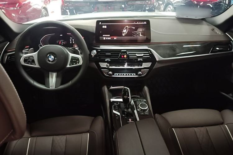 Used BMW 5 Series 2022 Second Facelift 530Li Luxury Version M Sport Package Center Console