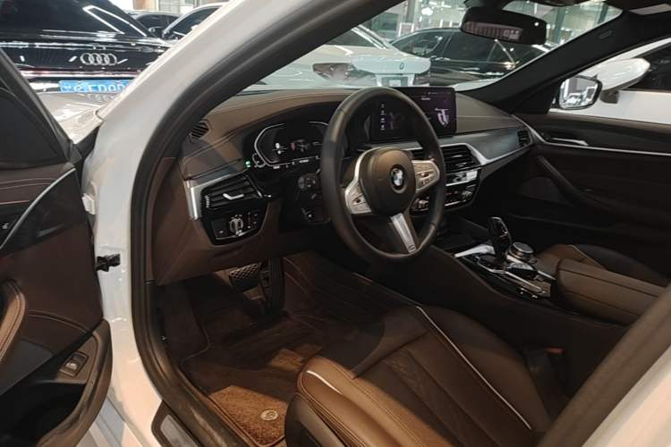Used BMW 5 Series 2022 Second Facelift 530Li Leading Edition M Sport Package Driver Seat
