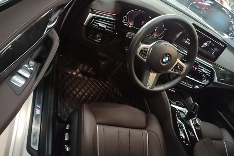 Used BMW 5 Series 2022 Second Facelift 530Li Luxury Version M Sport Package Driver Seat