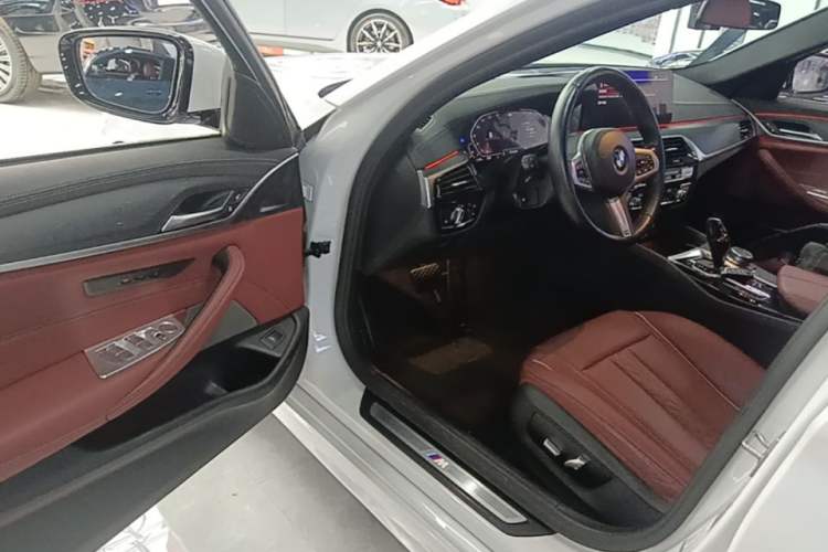 Used BMW 5 Series 2022 Restyled 530Li Leading Edition M Sport Package Driver Seat