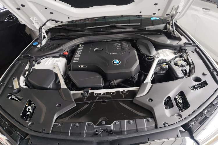 Used BMW 5 Series 2022 Second Facelift 530Li Leading Edition Luxury Package Engine Bay