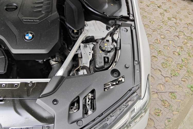 Used BMW 5 Series 2022 Second Facelift 525Li Luxury Package Engine Bay Left