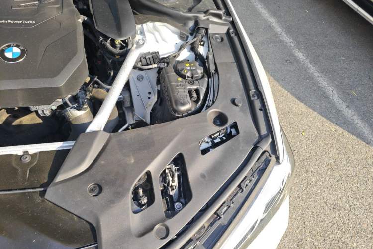 Used BMW 5 Series 2022 Second Facelift 525Li M Sport Package Engine Bay Left