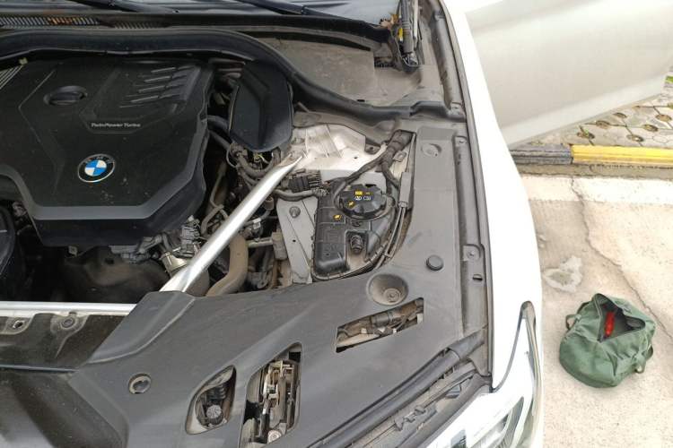 Used BMW 5 Series 2022 Second Facelift 525Li M Sport Package Engine Bay Left