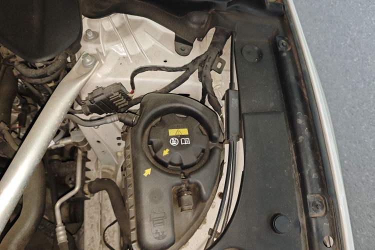 Used BMW 5 Series 2022 Restyled 525i M Sport Package Engine Bay Left