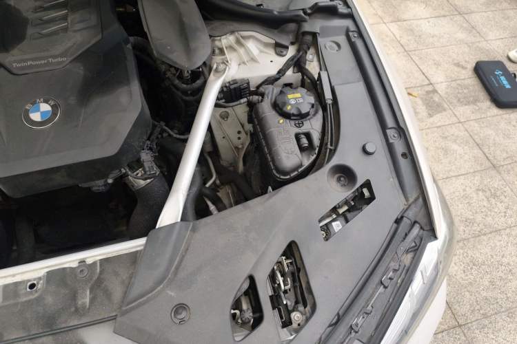 Used BMW 5 Series 2022 525Li M Sport Package Engine Bay Left