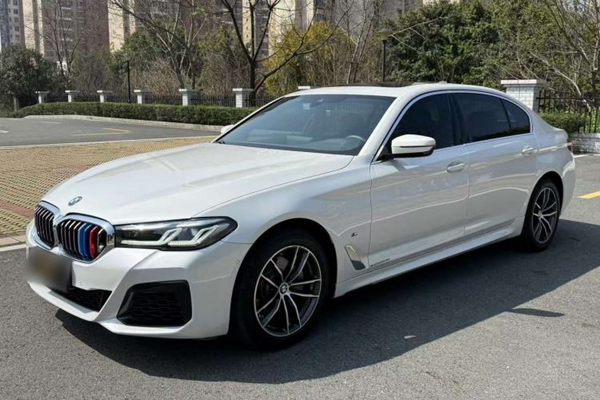 Used BMW 5 Series 2022 525Li M Sport Package Front Left 45 Deg