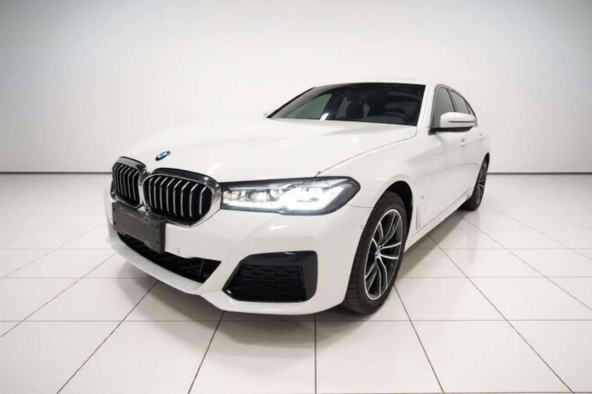 Used BMW 5 Series 2022 Second Facelift 525Li M Sport Package Front Left 45 Deg