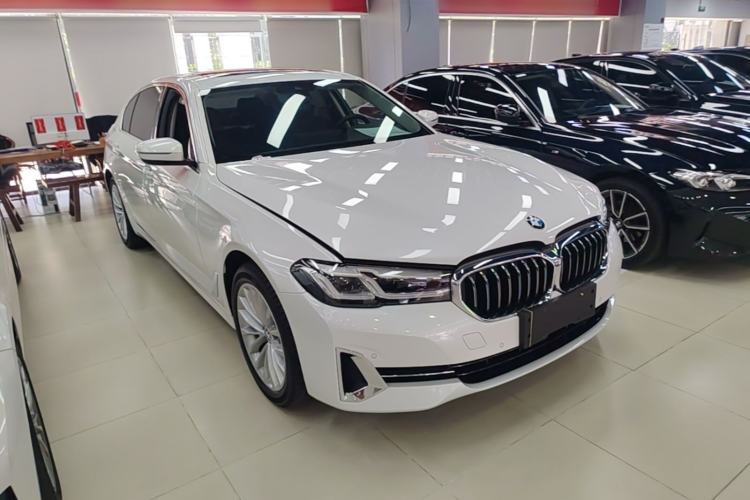 Used BMW 5 Series 2022 Second Facelift 525Li Luxury Package Front Right 45 Deg