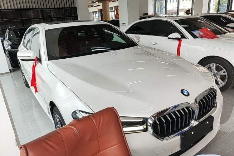 Used BMW 5 Series 2022 Restyled 525Li M Sport Package Front Right 45 Deg