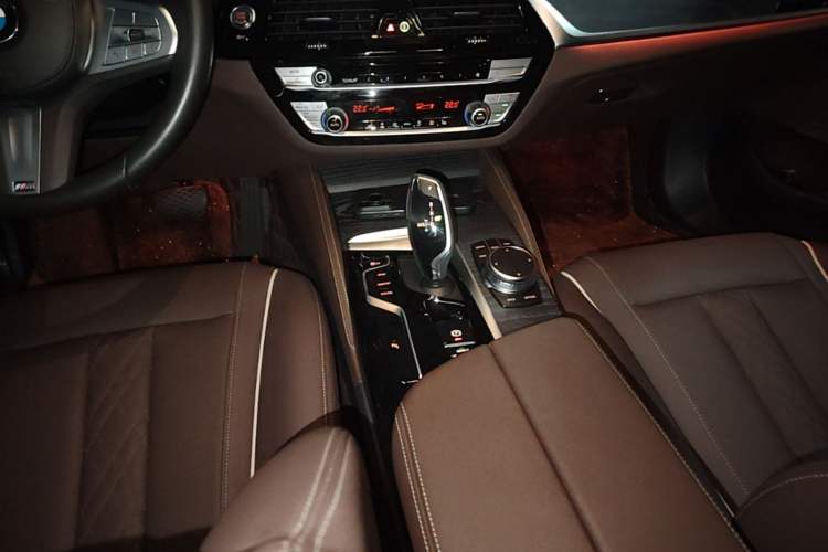 Used BMW 5 Series 2022 Second Facelift 530Li Leading Edition M Sport Package Gear Lever