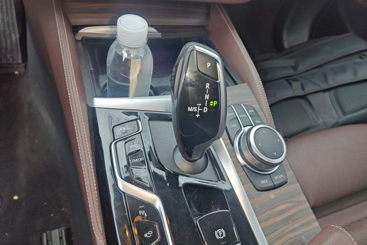 Used BMW 5 Series 2022 Second Facelift 530Li Luxury Edition Premium Package Gear Lever