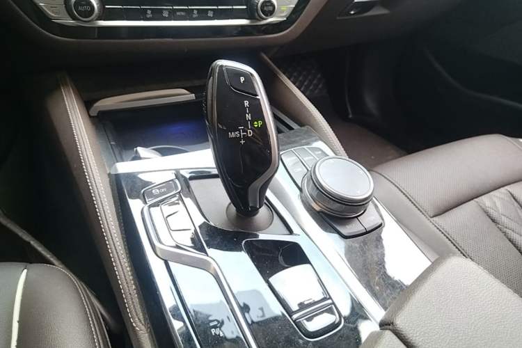 Used BMW 5 Series 2022 Second Facelift 525Li Luxury Package Gear Lever