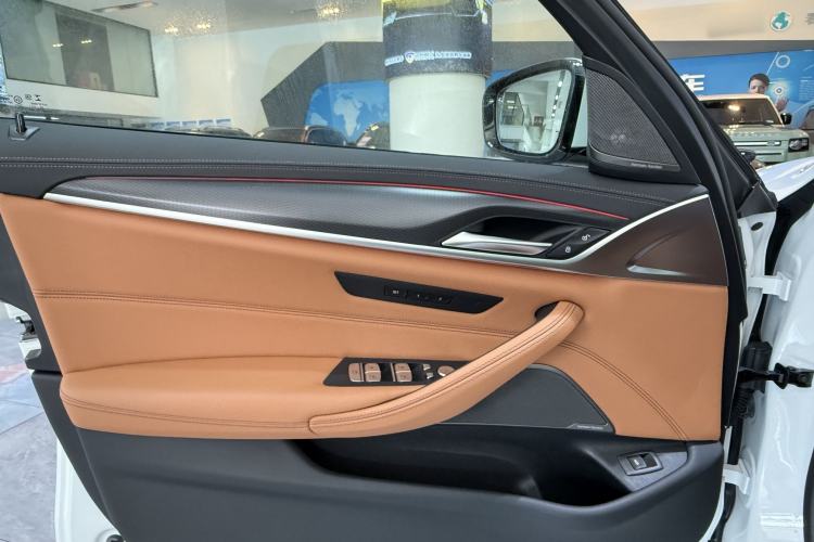 Used BMW 5 Series 2022 Restyled 540i Luxury Edition M Sport Package Interior 10