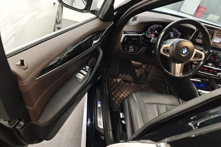 Used BMW 5 Series 2022 Restyled 525Li M Sport Package Interior 3