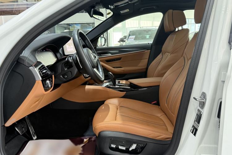 Used BMW 5 Series 2022 Restyled 540i Luxury Edition M Sport Package Interior 5