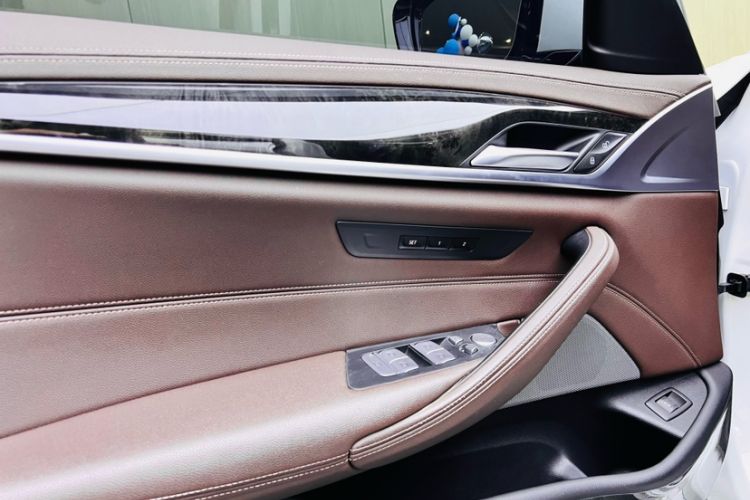 Used BMW 5 Series 2022 Restyled 525Li M Sport Package Interior 8