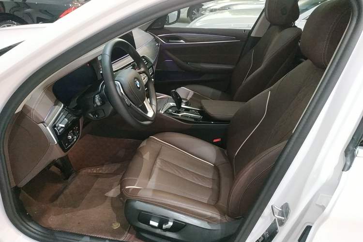 Used BMW 5 Series 2022 Updated 530Li xDrive Luxury Package Left Front Seat