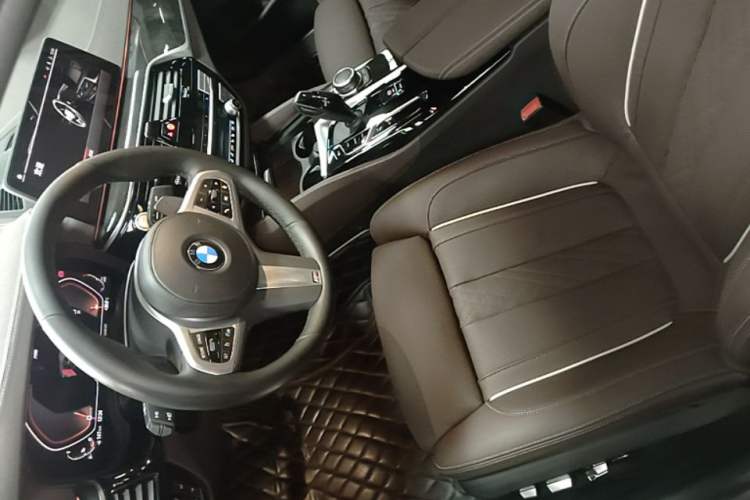 Used BMW 5 Series 2022 Second Facelift 530Li Luxury Version M Sport Package Left Front Seat