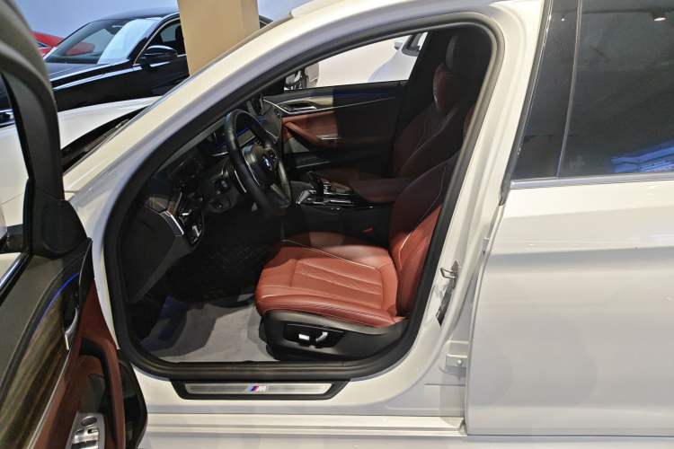Used BMW 5 Series 2022 Restyled 530Li Leading Edition M Sport Package Left Front Seat