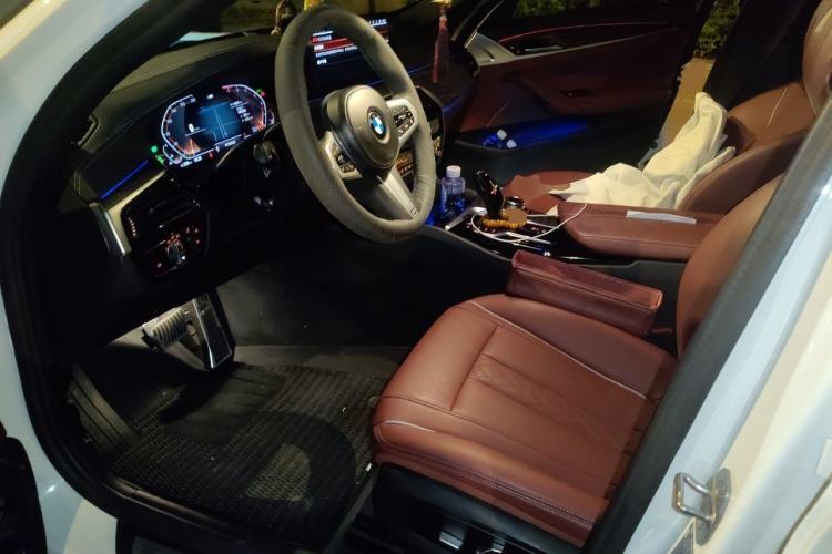Used BMW 5 Series 2022 Restyled 530Li Leading Edition M Sport Package Left Front Seat