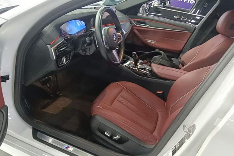 Used BMW 5 Series 2022 Restyled 530Li Leading Edition M Sport Package Left Front Seat