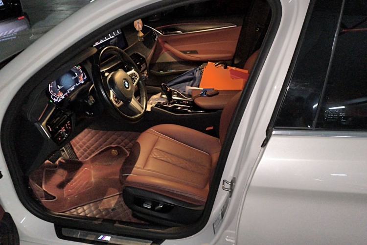 Used BMW 5 Series 2022 Restyled 530Li Leading Edition M Sport Package Left Front Seat