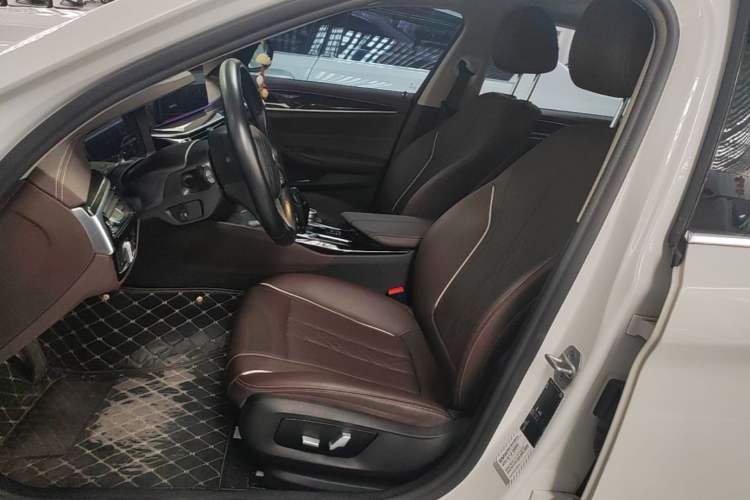 Used BMW 5 Series 2022 Restyled 525Li Luxury Package Left Front Seat
