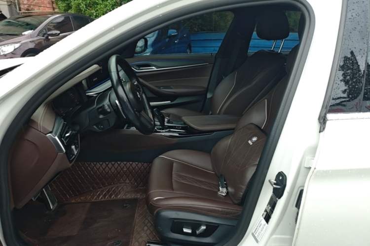 Used BMW 5 Series 2022 Restyled 530Li Leading Edition M Sport Package Left Front Seat