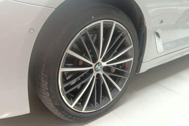 Used BMW 5 Series 2022 Second Facelift 530Li Leading Edition M Sport Package Left Front Wheel Hub