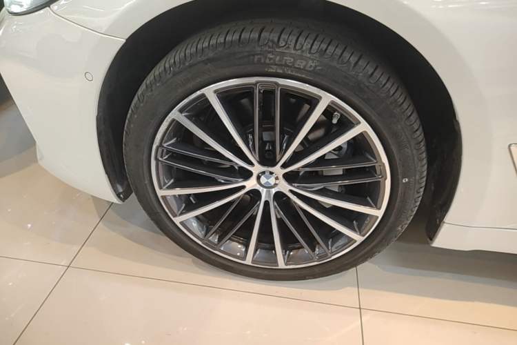 Used BMW 5 Series 2022 Second Facelift 530Li Leading Edition M Sport Package Left Front Wheel Hub