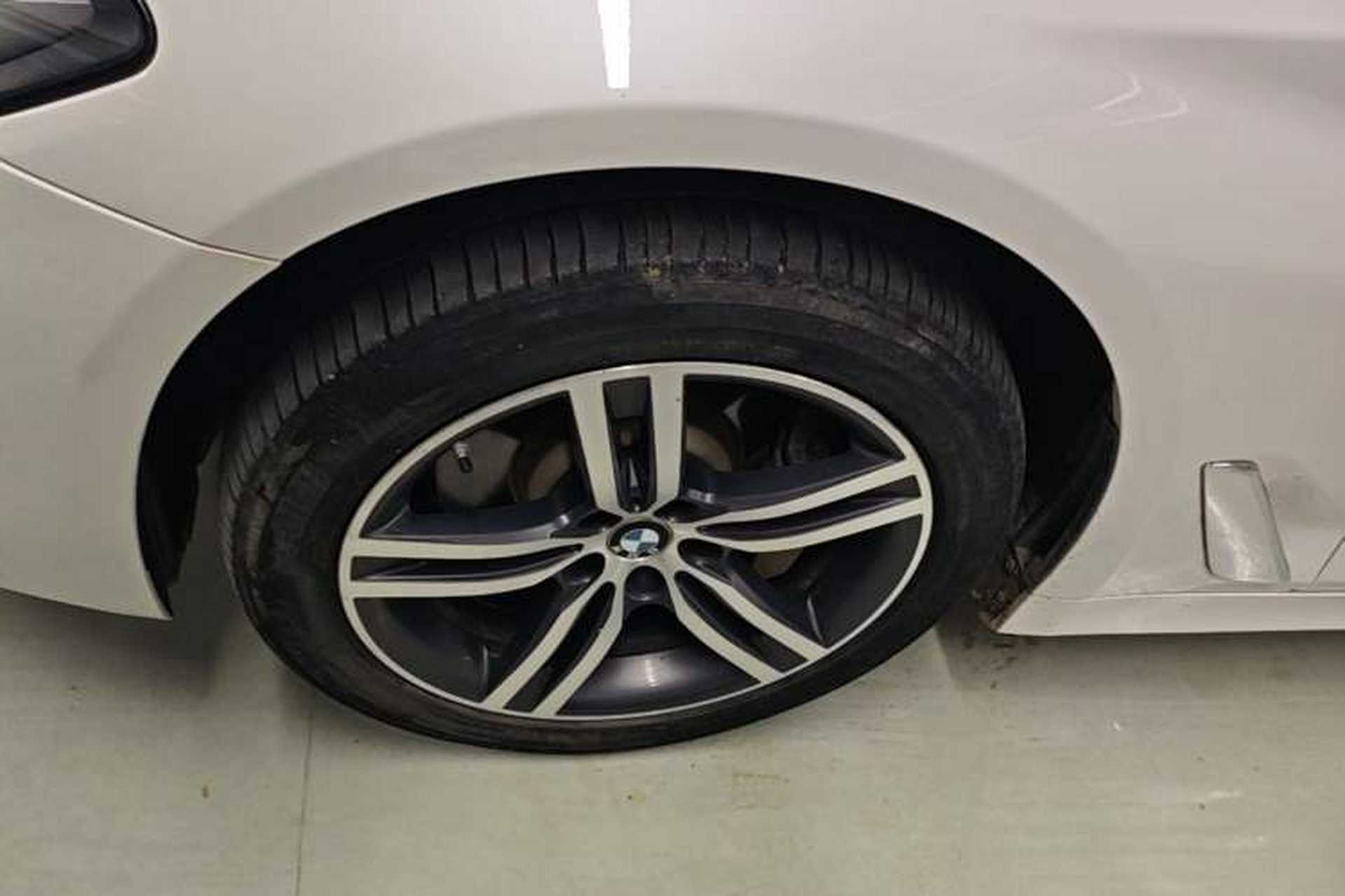 Used BMW 5 Series 2022 Second Facelift 530Li Leading Edition M Sport Package Left Front Wheel Hub