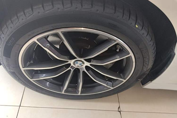 Used BMW 5 Series 2022 Second Facelift 525Li M Sport Package Left Front Wheel Hub