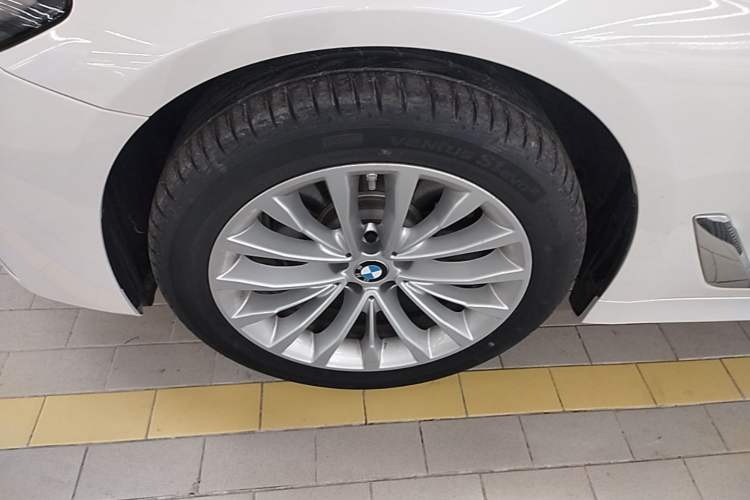 Used BMW 5 Series 2022 Second Facelift 525Li Luxury Package Left Front Wheel Hub