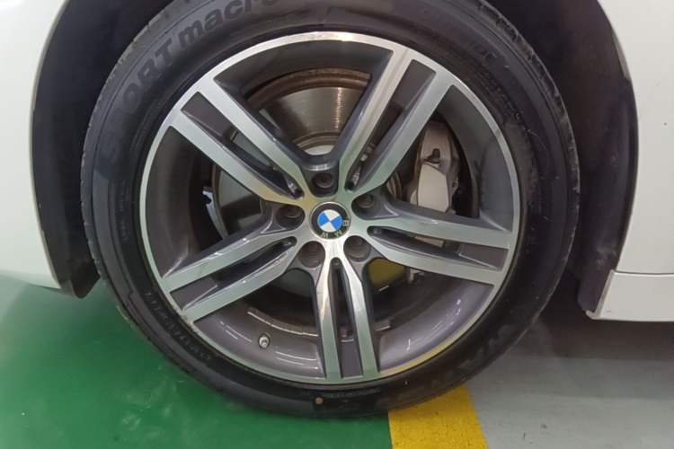 Used BMW 5 Series 2022 Updated 530Li Leading Edition Luxury Package Left Front Wheel Hub