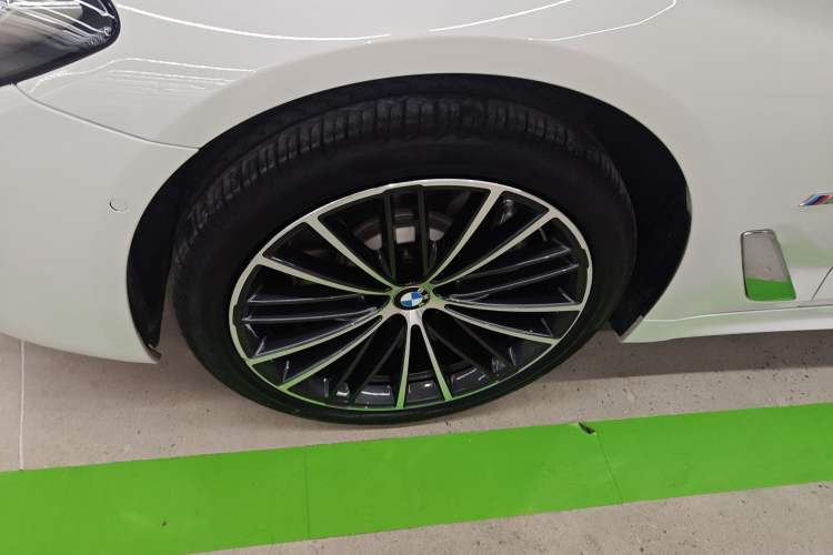 Used BMW 5 Series 2022 Restyled 530Li Leading Edition M Sport Package Left Front Wheel Hub