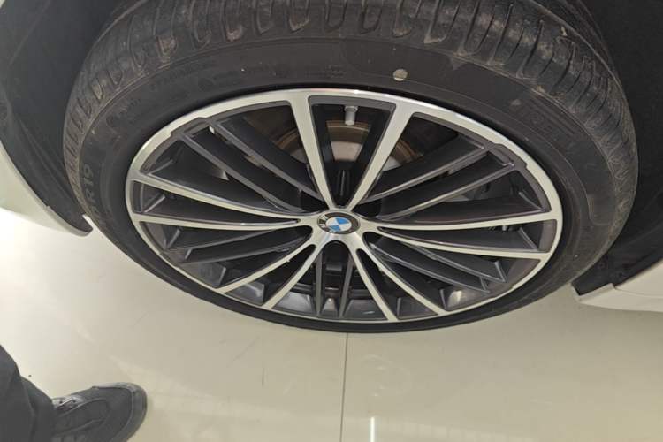 Used BMW 5 Series 2022 Second Facelift 530Li Leading Edition M Sport Package Left Front Wheel Hub