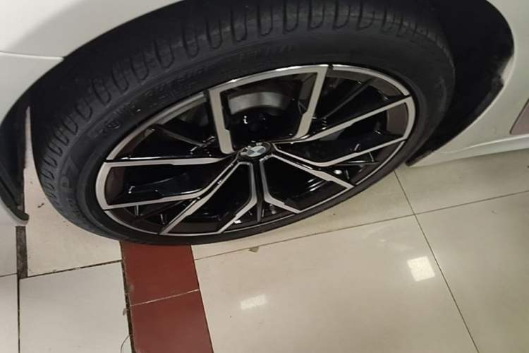 Used BMW 5 Series 2022 Second Facelift 530Li Luxury Version M Sport Package Left Front Wheel Hub