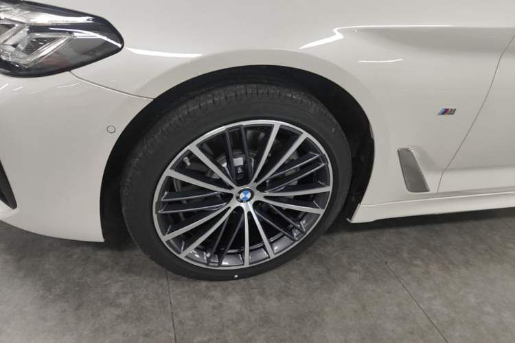 Used BMW 5 Series 2022 Second Facelift 530Li Leading Edition M Sport Package Left Front Wheel Hub