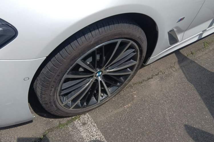 Used BMW 5 Series 2022 Second Facelift 530Li xDrive M Sport Package Left Front Wheel Hub