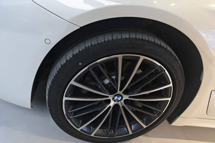 Used BMW 5 Series 2022 Restyled 530Li Leading Edition M Sport Package Left Front Wheel Hub