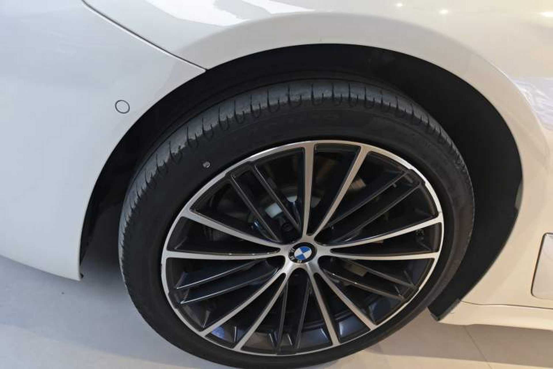 Used BMW 5 Series 2022 Restyled 530Li Leading Edition M Sport Package Left Front Wheel Hub