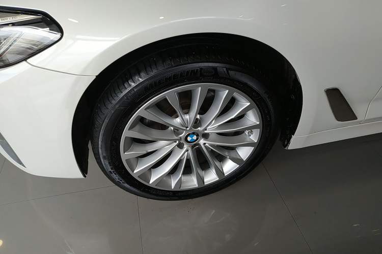 Used BMW 5 Series 2022 Restyled 525Li Luxury Package Left Front Wheel Hub